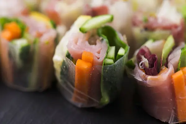 Rolo de salada japonês na placa preta — Fotografia de Stock