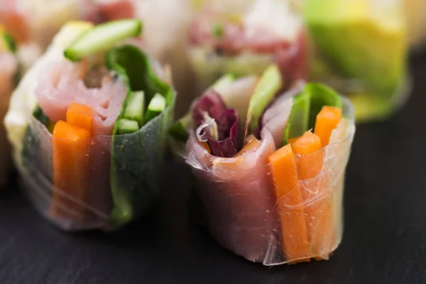Japanse salade Roll op zwarte plaat — Stockfoto