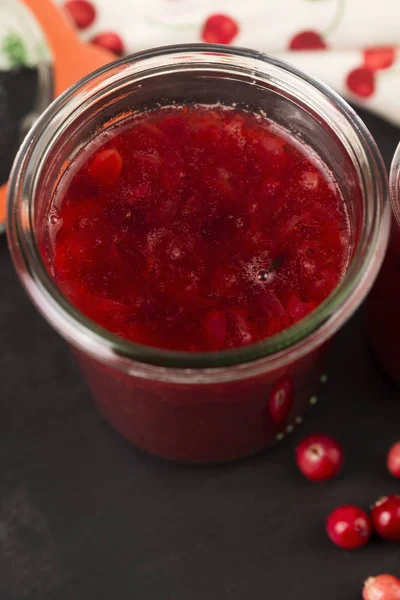 Sobremesa de geleia de cranberry com frutas frescas — Fotografia de Stock