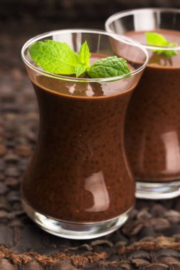 Çikolata chia tohum puding