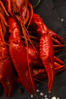 Lezzetli yemek. Nehir kaynadı.