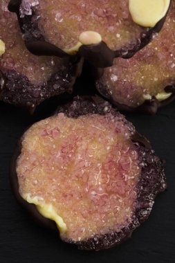 Siyah arka plan üzerine yemeklik şeker kristalleri