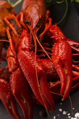 Lezzetli yemek. Nehir kaynadı.