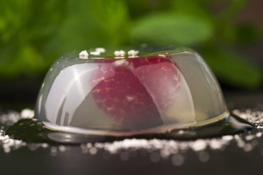 Jöleli tatlı meyve ile