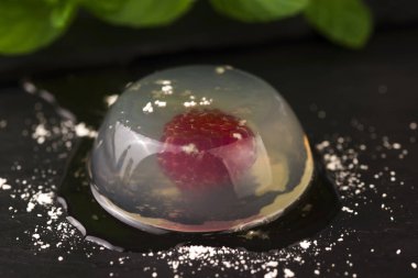 Jöleli tatlı meyve ile