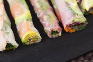 Beyaz tabakta havuç salatası