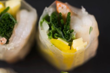 Beyaz tabakta havuç salatası