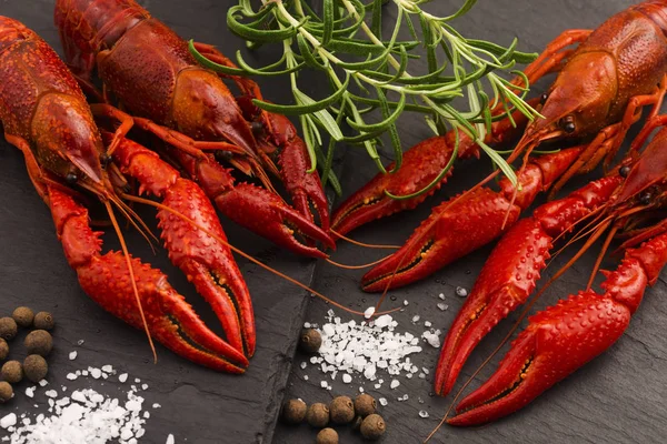 Lezzetli yemek. Nehir kaynadı.