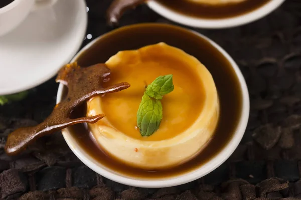Karamell Dessert Und Vanillekraut — Stockfoto