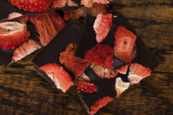 Pile de tranches de chocolat avec fraise sur fond en bois — Photo