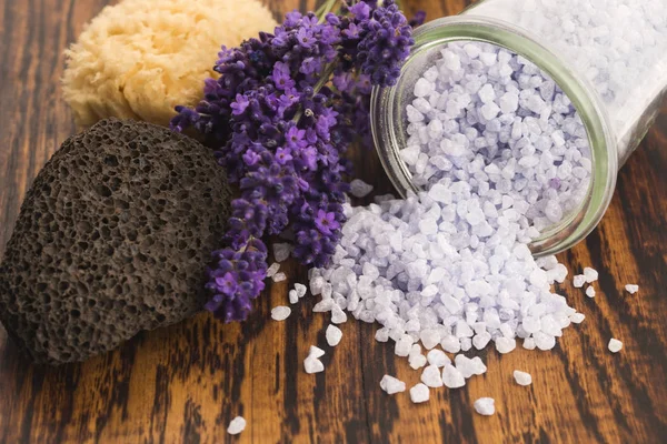 Lavenderbadsalt Och Lite Färsk Lavendel — Stockfoto