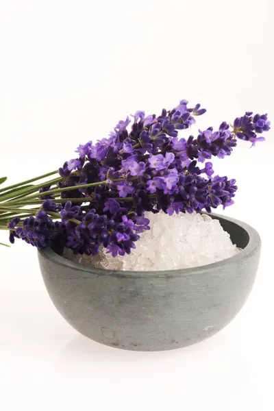 Lavenderbadsalt Och Lite Färsk Lavendel — Stockfoto