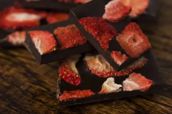 Pile de tranches de chocolat avec fraise sur fond en bois — Photo