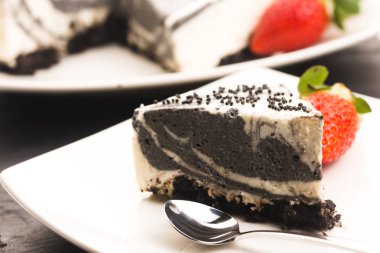 Siyah susamlı peynirli kek.