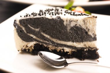 Siyah susamlı peynirli kek.