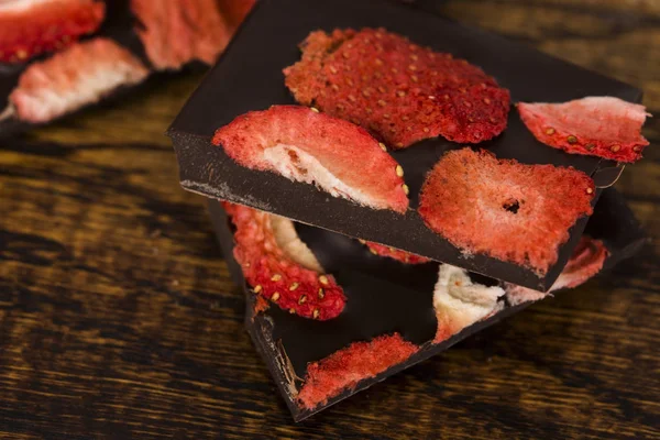 Pile Tranches Chocolat Avec Fraise Sur Fond Bois — Photo