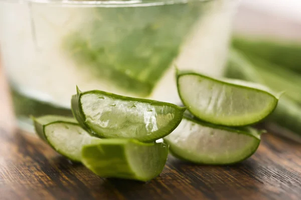 Jugo Aloe Vera Con Hojas Frescas —  Fotos de Stock