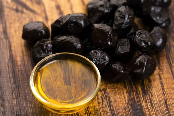 Nahaufnahme Von Schwarzen Oliven Und Olivenöl — Stockfoto