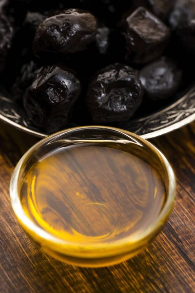 Nahaufnahme Von Schwarzen Oliven Und Olivenöl — Stockfoto