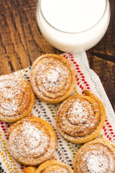 Hefebrötchen Mit Zimt — Stockfoto