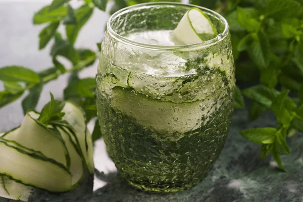 Uppfriskande Detox Cocktail Med Gurka Mynta Och Glas — Stockfoto