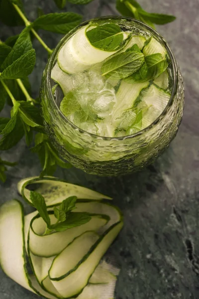 Erfrischender Detox Cocktail Mit Gurke Minze Und Eis Glas — Stockfoto