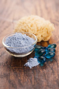 Mavi kil maskesi ile serum kapsül