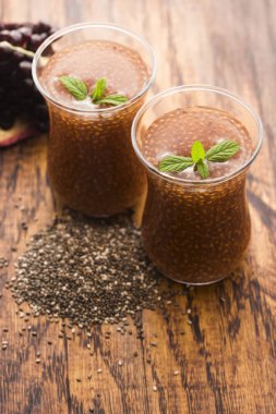 Chia tohumlu nar kokteylleri.