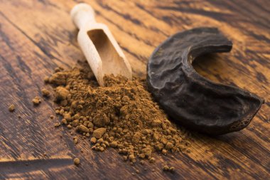 Keçiboynuzu ve keçiboynuzu tozu.