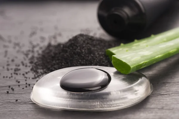 Topeng Arang Hitam Dengan Aloe Vera — Stok Foto