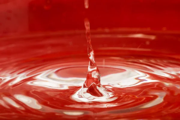 Gota Agua Sobre Fondo Rojo — Foto de Stock