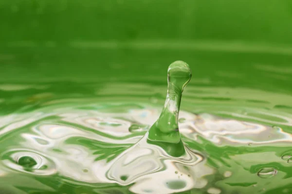 Капли Воды Зеленом Фоне — стоковое фото