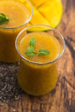 Bardakta taze mango püresi ve chia tohumları.