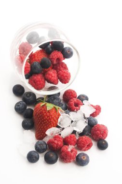 Donmuş ahududu, böğürtlen ve çilek yakın çekim