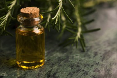 Biberiye esansiyel yağı otlar ile