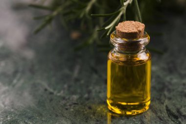 Biberiye esansiyel yağı otlar ile