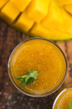 Bardakta taze mango püresi ve chia tohumları.