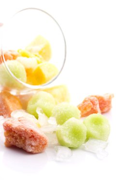 Beyaz arka plan üzerinde egzotik meyve dondurulmuş