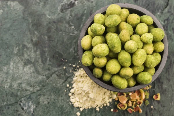 Högen Med Wasabi Belagda Jordnötter Skål — Stockfoto