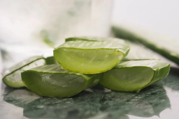 Suco Aloe Vera Com Folhas Frescas — Fotografia de Stock