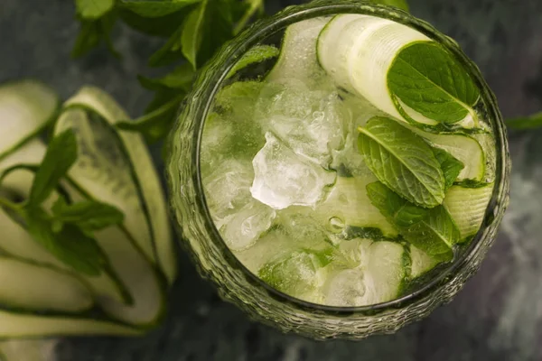 Menyegarkan Detox Cocktail Dengan Mentimun Mint Dan Kaca — Stok Foto