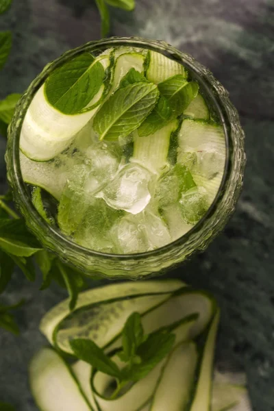 Verfrissende Detox Cocktail Met Komkommer Munt Ijs Glas — Stockfoto