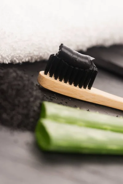Escova Dentes Com Pasta Carvão Preta Com Aloe Vera — Fotografia de Stock