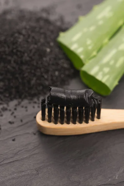 Zahnbürste Mit Schwarzer Holzkohle Zahnpasta Mit Aloe Vera — Stockfoto