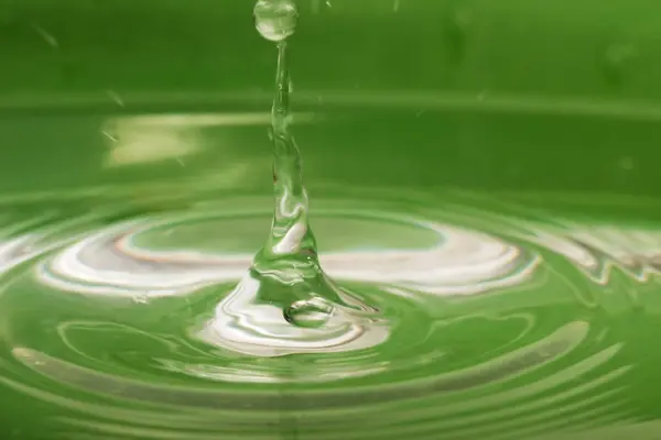 Vatten Droppe Grön Bakgrund — Stockfoto