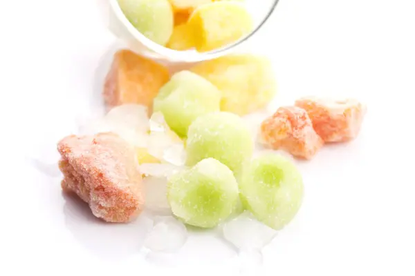 白い背景の上のエキゾチックなフルーツを冷凍 — ストック写真