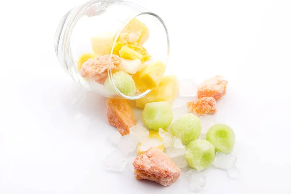 Fruits Exotiques Congelés Sur Fond Blanc — Photo