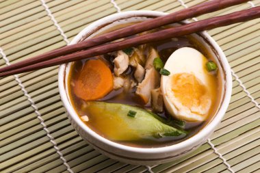 Somon Balık ile ramen yumurta şehriye çorbası yemek