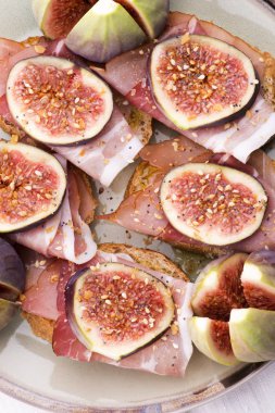 Prosciutto, incir ve zeytinyağlı sandviç.