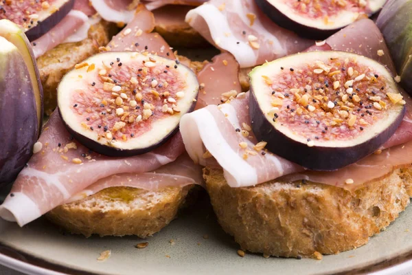 Sandwich au prosciutto, figue et huile d'olive — Photo